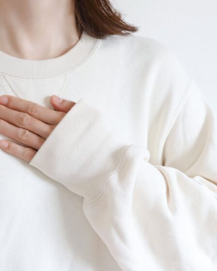 女性　胸に手を当てる