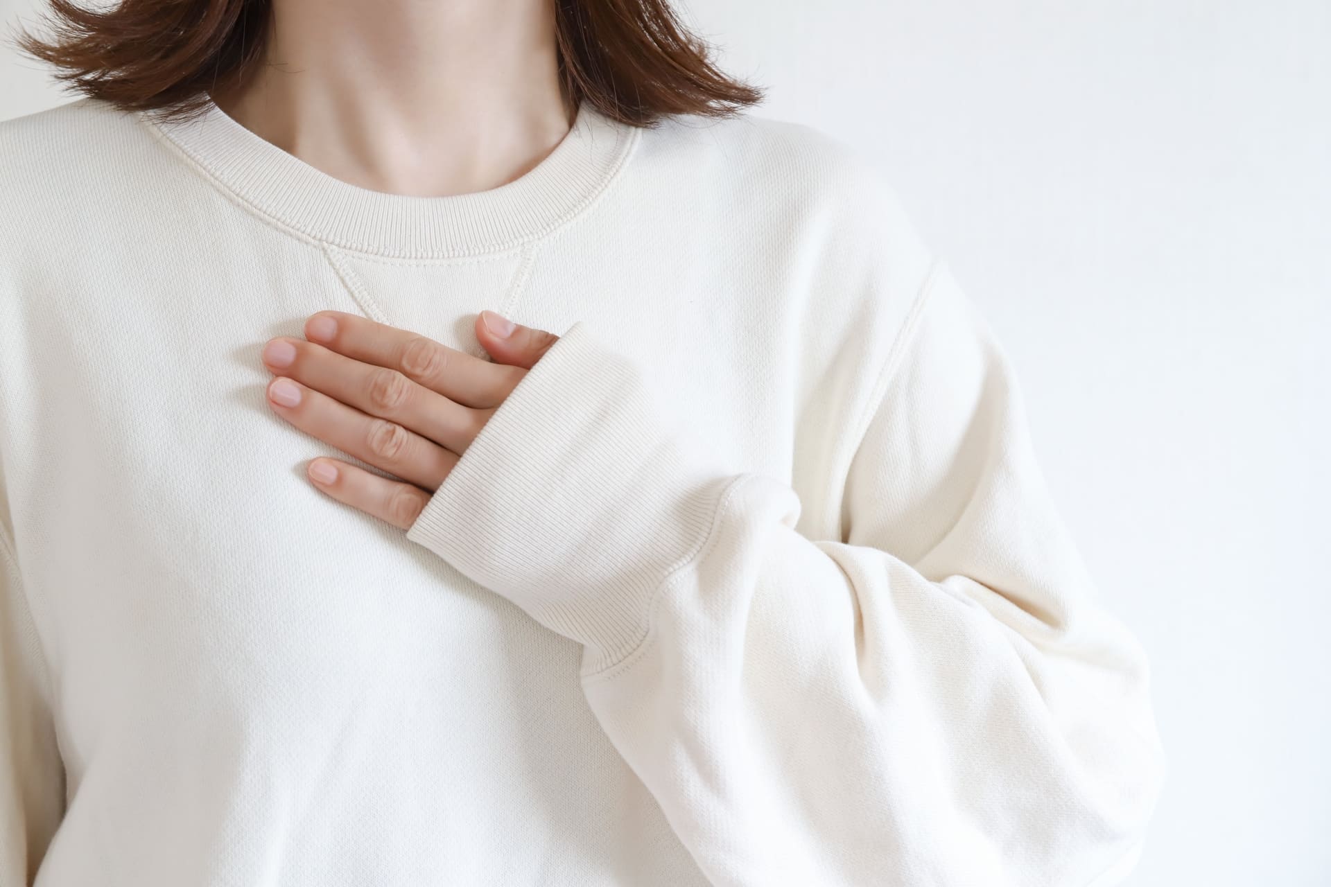 女性　胸に手を当てる