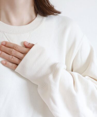 女性　胸に手を当てる